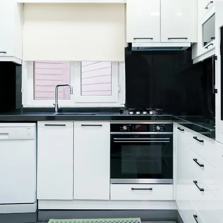Modern Spacious Flat W Balcony 5 Min To Taksim 아파트